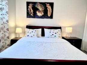 Spacious main floor suite in Detached Bungalow with Parking & Kitchen